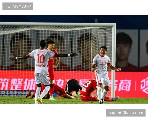 曼城战术微调：多库移向中路参与高位逼抢，直接导致第三球